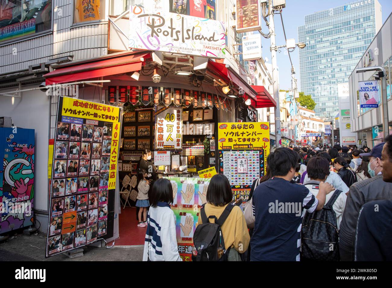 Harajuku-Bezirk in Shibuya, Tokio und der berühmten Einkaufsstraße Takeshita Dori, wo japanische Jugendkultur und trendige Geschäfte existieren, Japan, Asien, 2023 Stockfoto
