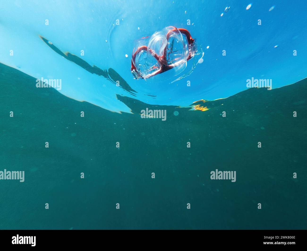 Unterwasseraufnahme einer Schnorchelmaske, die im Ozeanwasser schwimmt, selektiver Fokus Stockfoto