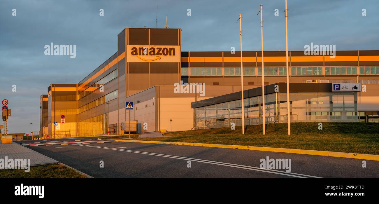 Szczecin, Polen – Februar 2024: Lagerhalle und Straße des Logistikzentrums von Amazon Stockfoto