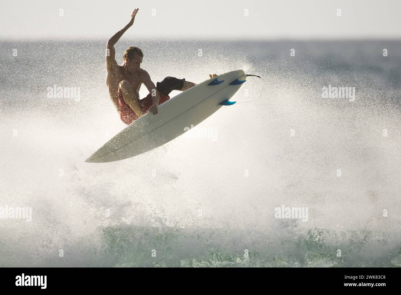Surfer fliegen von der Welle, Oahu. Stockfoto