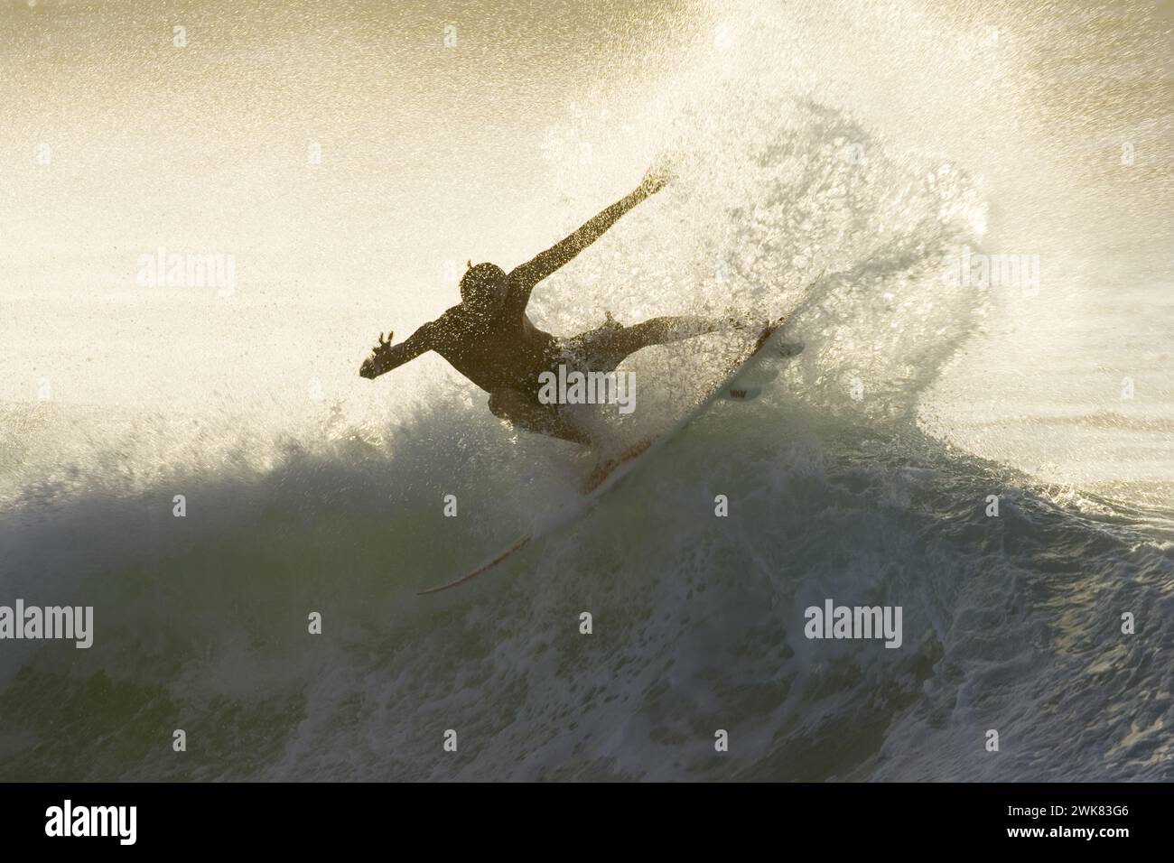 Ein Surfer führt Wellen an der Küste von Oahu. Stockfoto