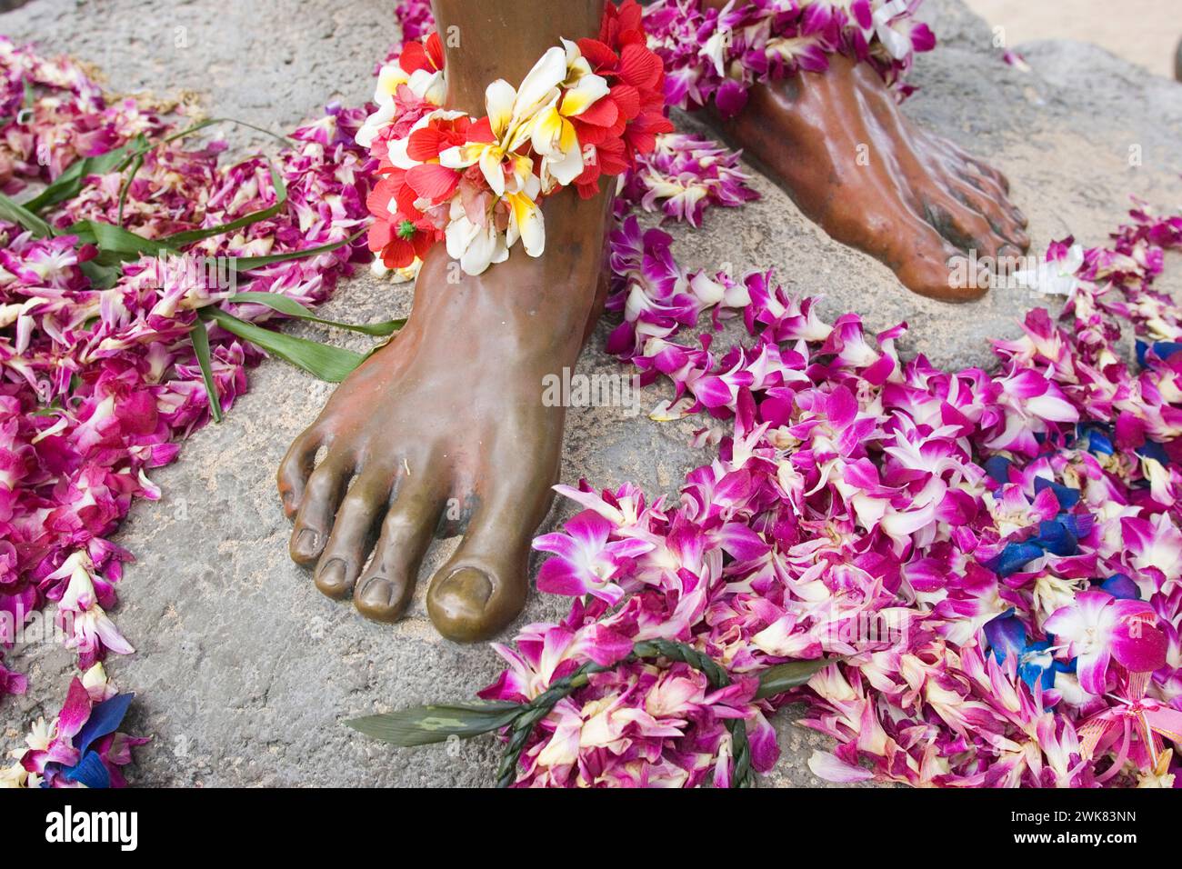 Blume Leis zu Füßen der Statue von Herzog Kahanamoku Stockfoto