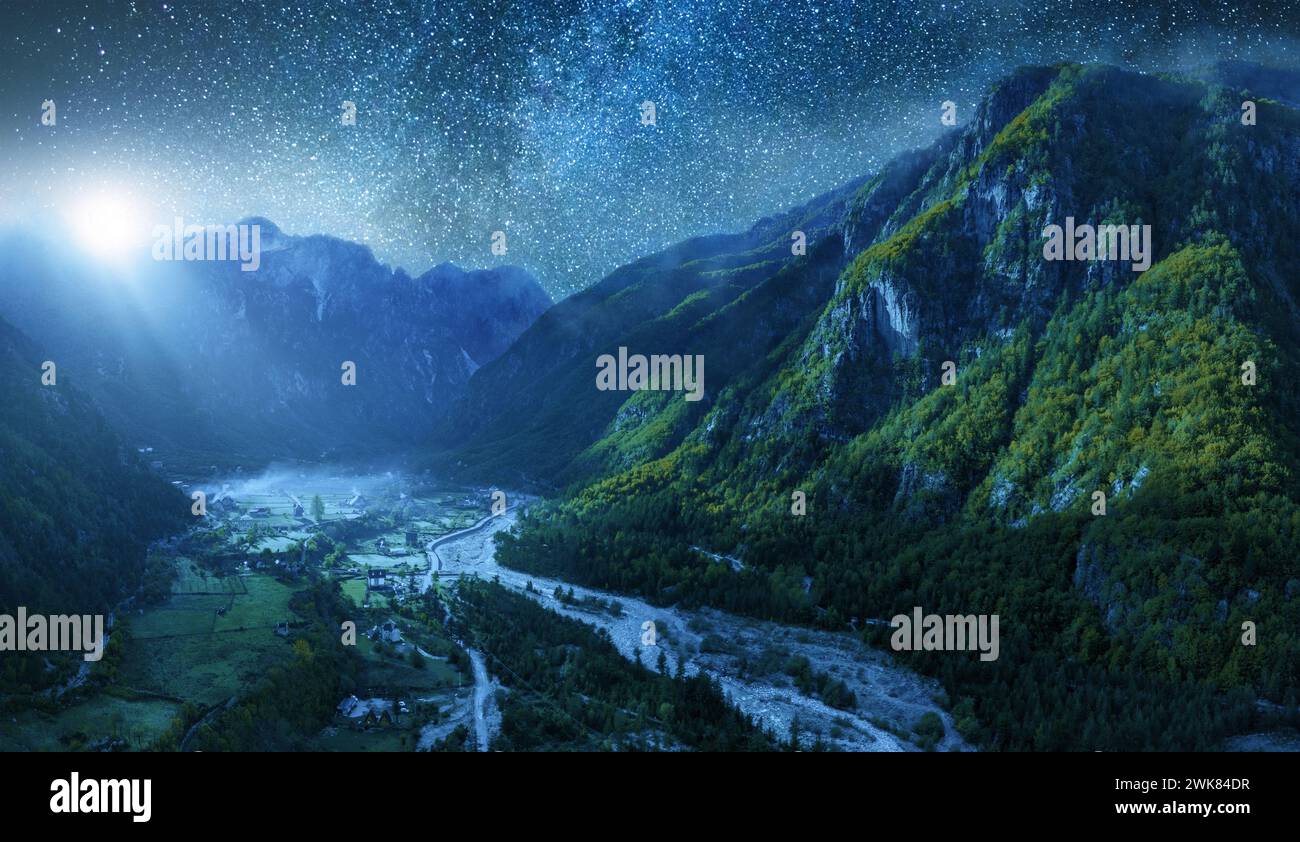 Nacht über dem Dorf Theth in den Bergen der albanischen Alpen mit einem Sternenhimmel Stockfoto