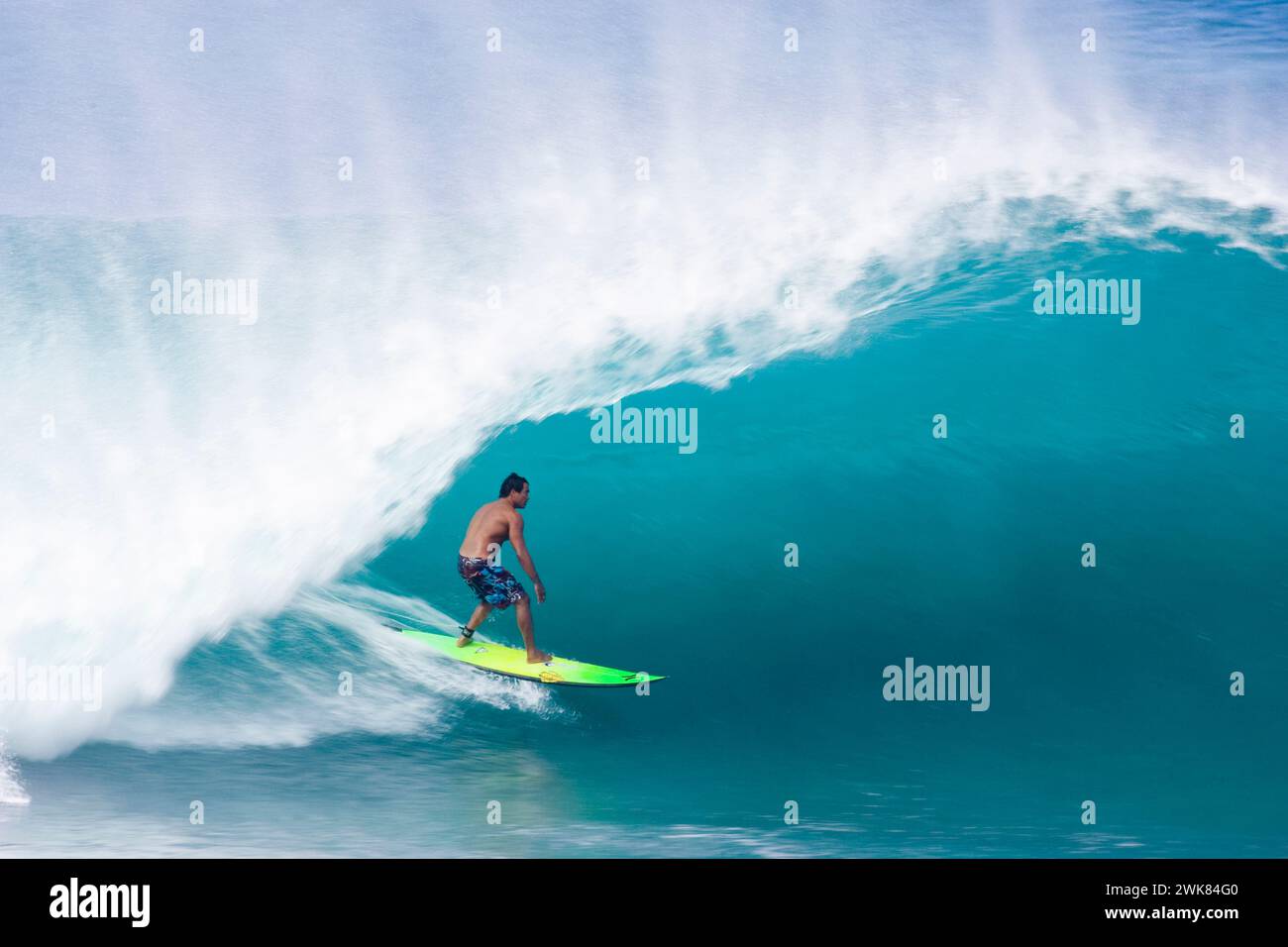 Mann, der eine große Welle in Pipeline surft, am Nordufer von Oahu, Hawaii. Stockfoto