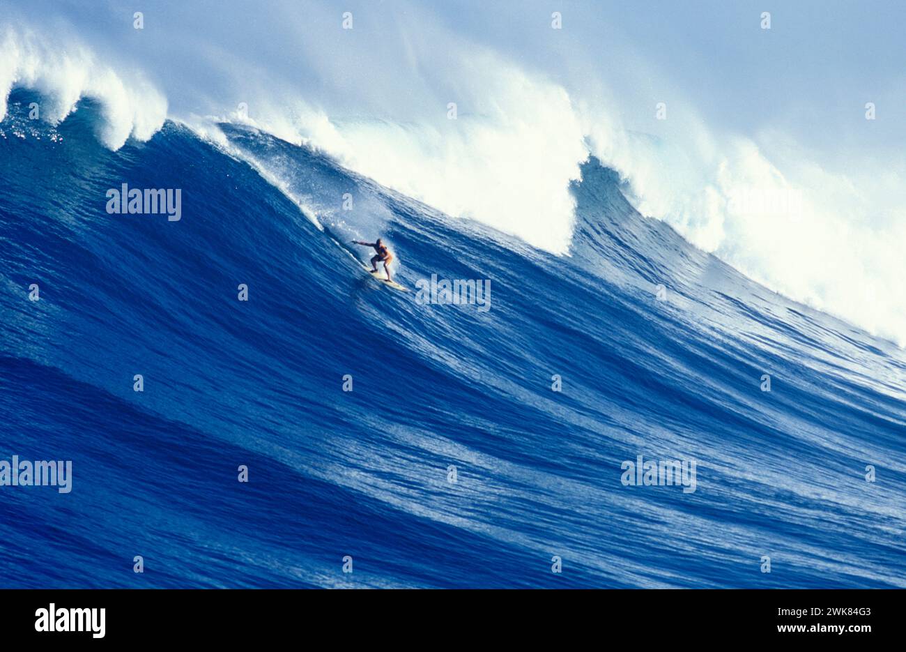 Ein Mann, der eine riesige Welle vor der Küste von Oahu, Hawaii, surft Stockfoto