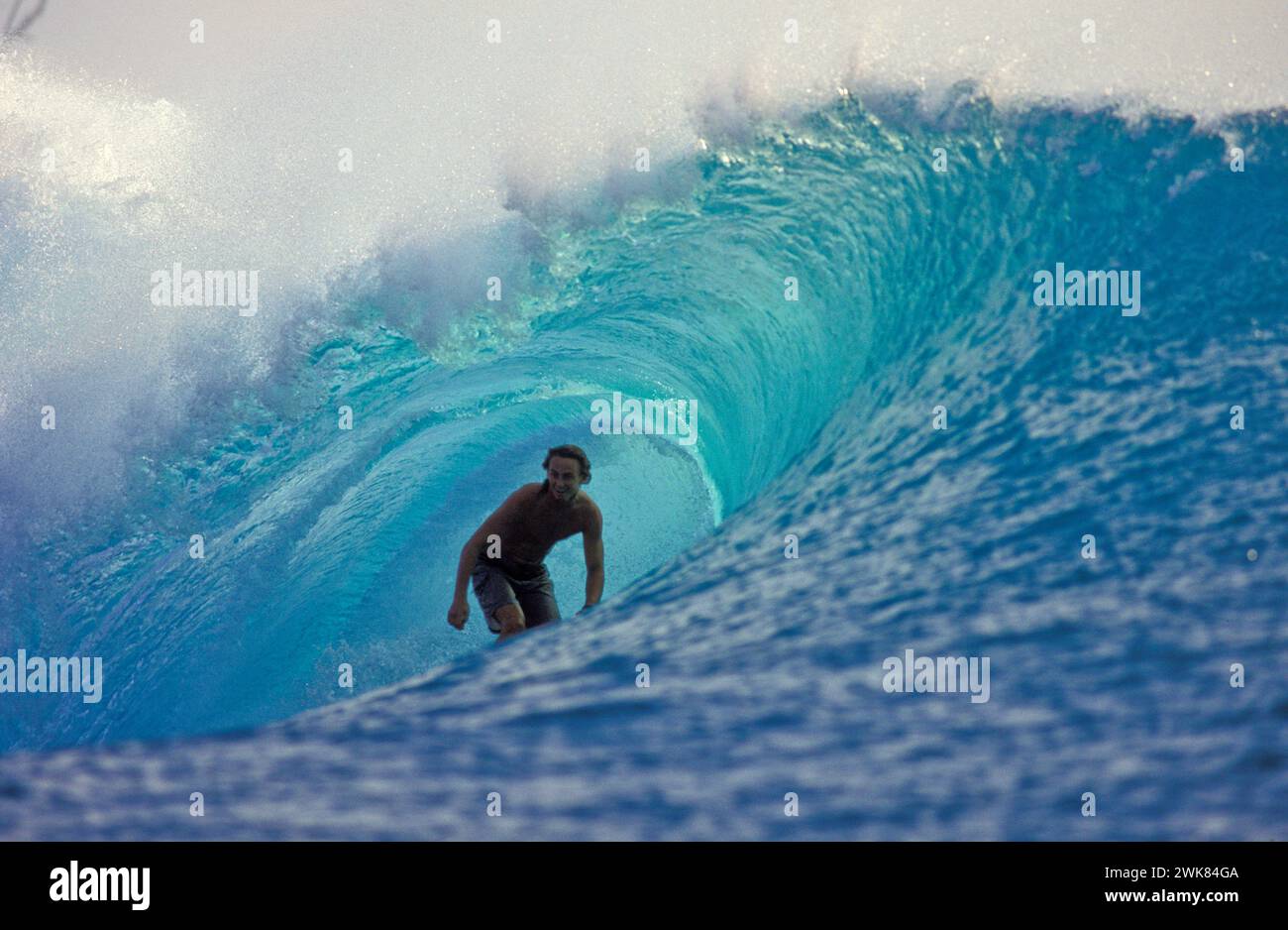 Man surft auf den Mentawai-Inseln, vor der Küste von Sumatra, Indonesien Stockfoto