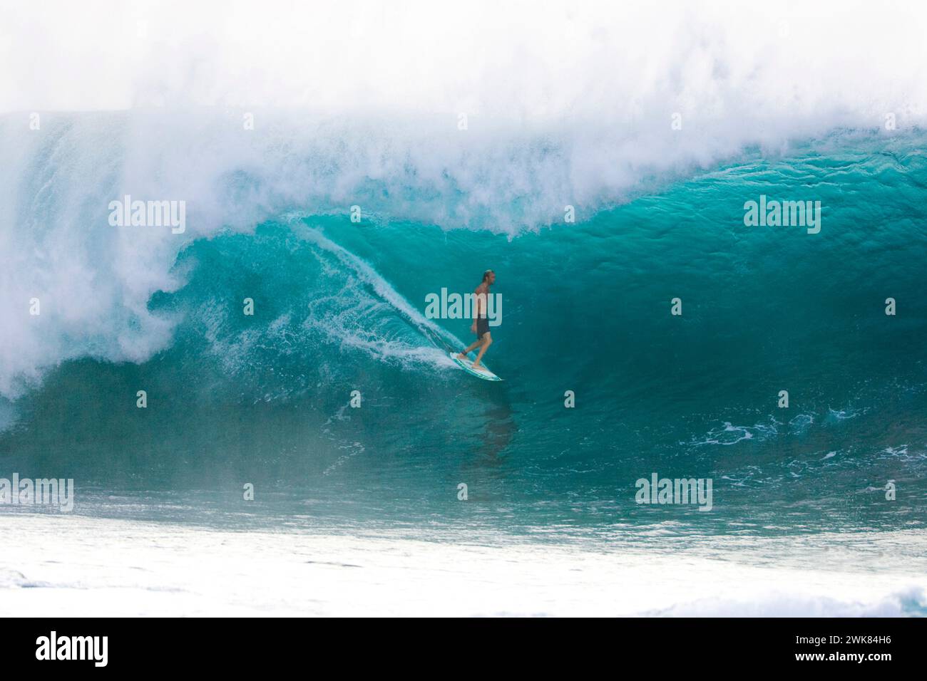 Mann, der an der Pipeline surft, Nordküste, Stockfoto