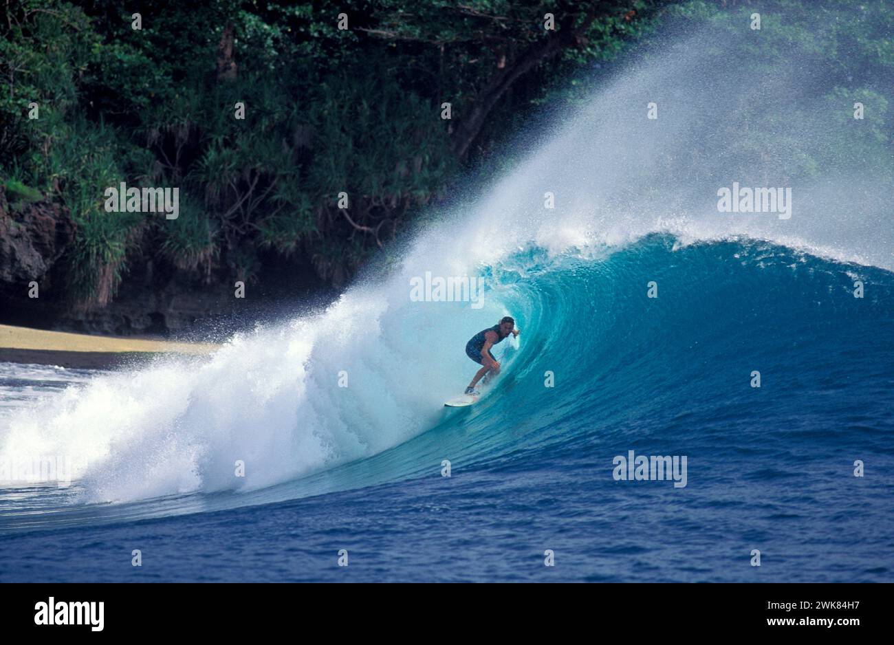 Mann, der in West-Java surft, Indonesisch Stockfoto