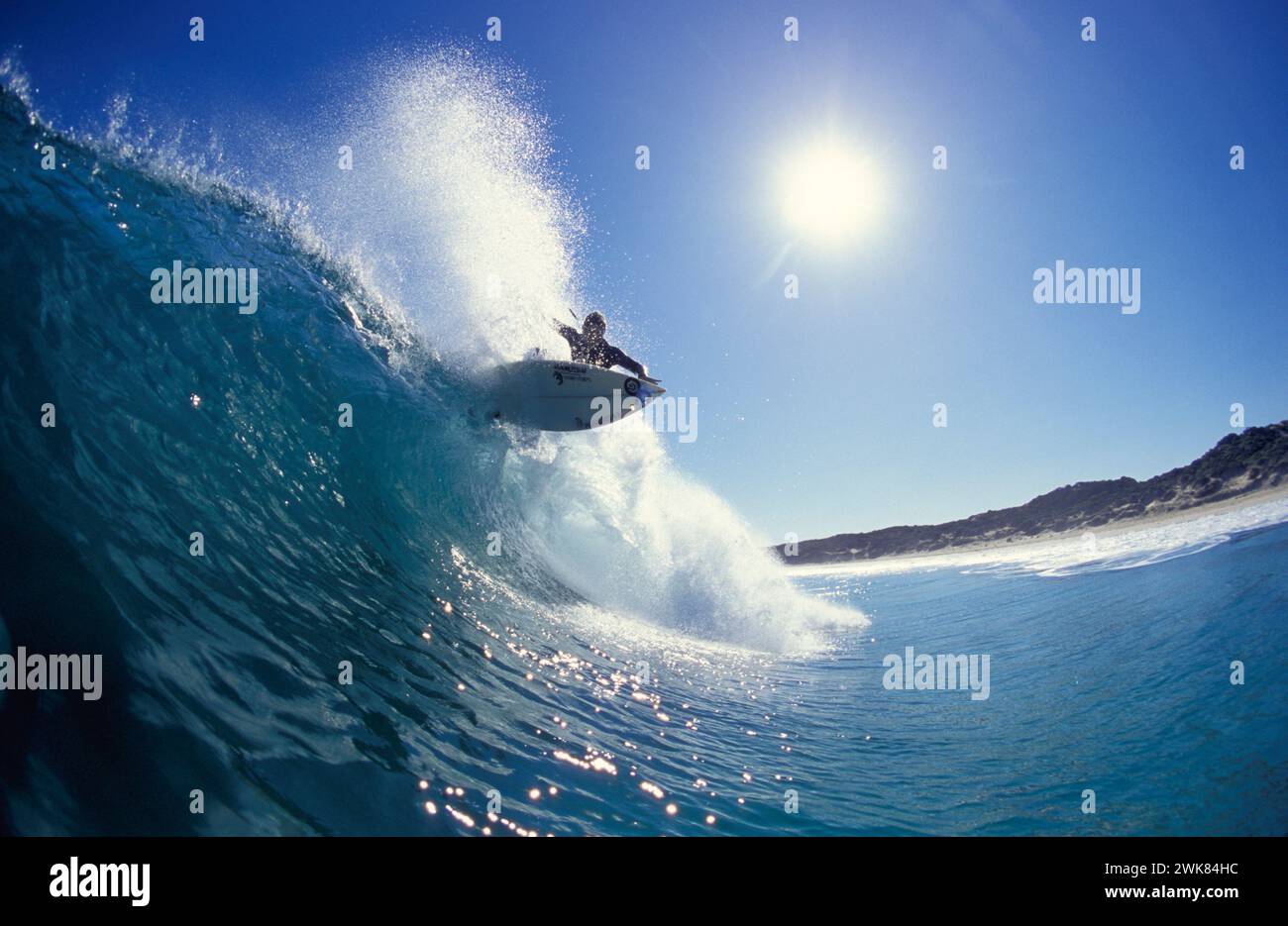 Man surft am Phoques Beach auf King Island in Australien Stockfoto