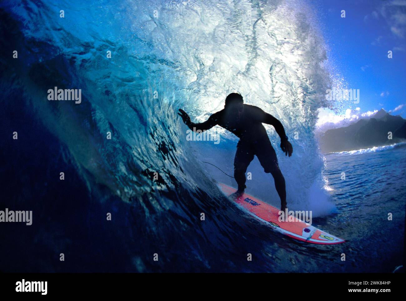 Mann, der in der Tube in Tahiti surft Stockfoto