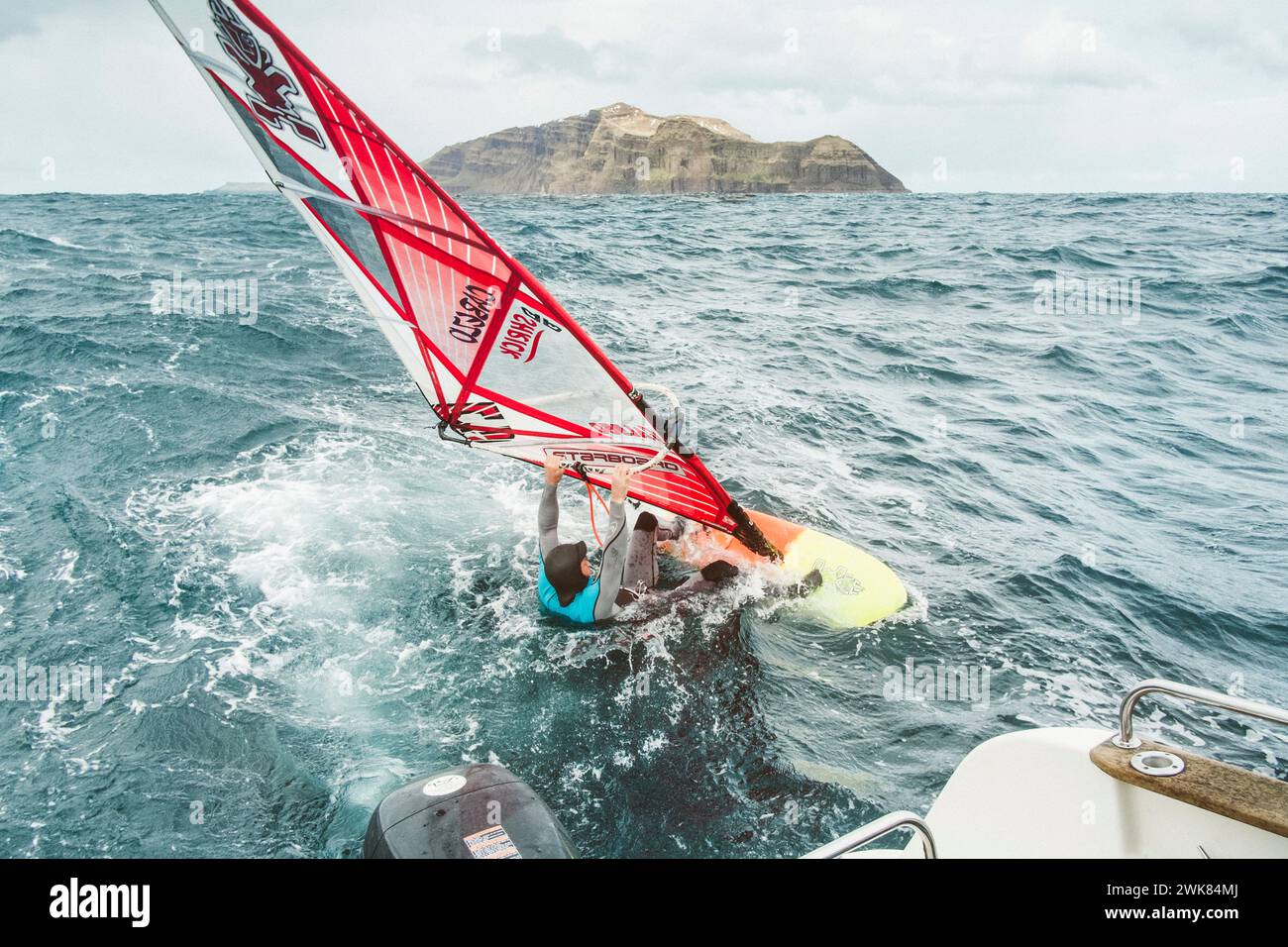 Mann Windsurfen Auf Dem Meer Auf Den Färöer Inseln Stockfoto
