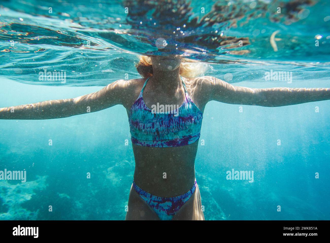 Unterwasseransicht Eines Mädchens in Einem Bikini Stockfoto