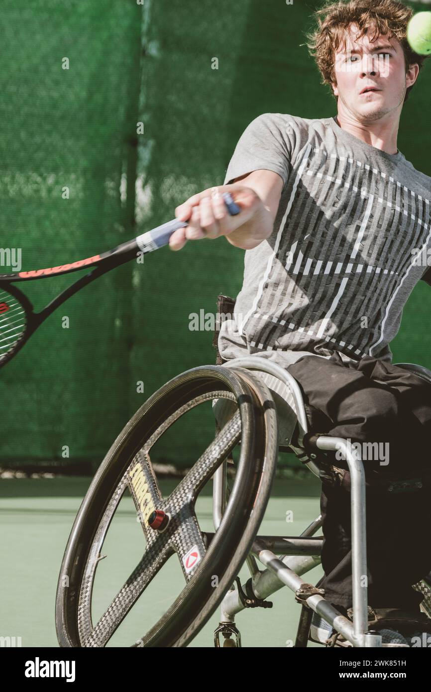 Österreichischer paralympischer Tennisspieler, der seine Rakete schwingt, Teneriffa, Kanarische Inseln, Spanien Stockfoto