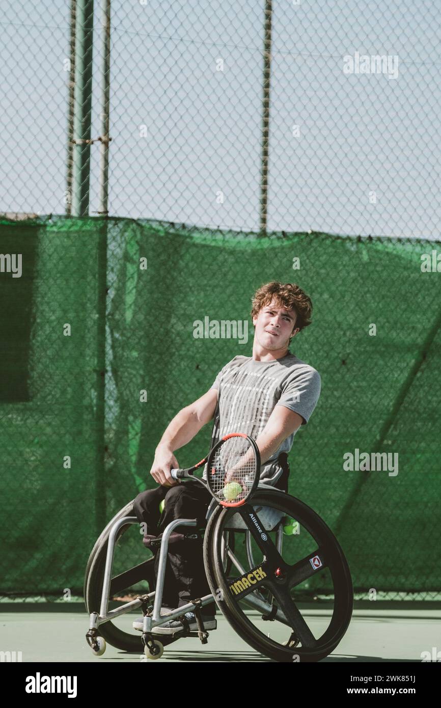 Paralympischer Tennisspieler sitzt im Rollstuhl mit Schläger auf dem Schoß, Teneriffa, Kanarische Inseln, Spanien Stockfoto