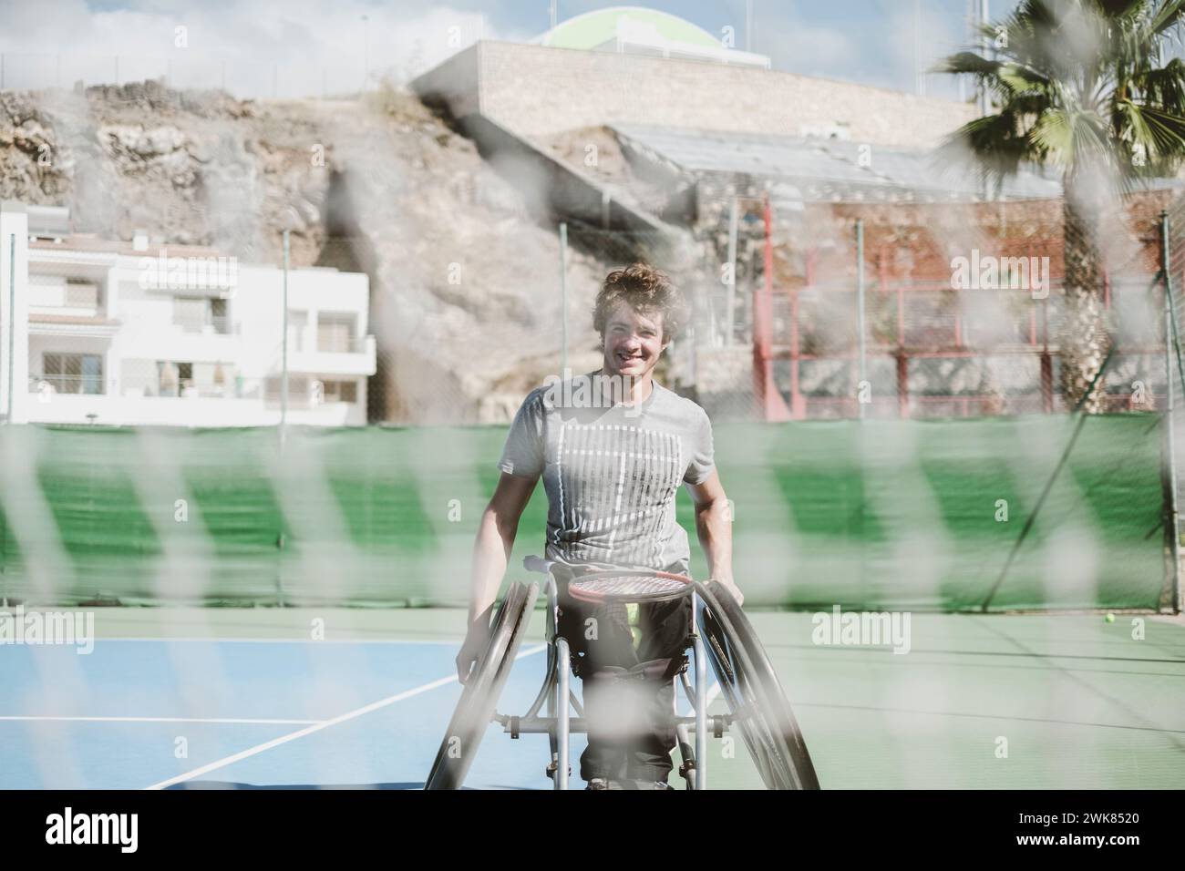 Österreichischer paralympischer Tennisspieler hinter Mesh, Teneriffa, Kanarische Inseln, Spanien Stockfoto