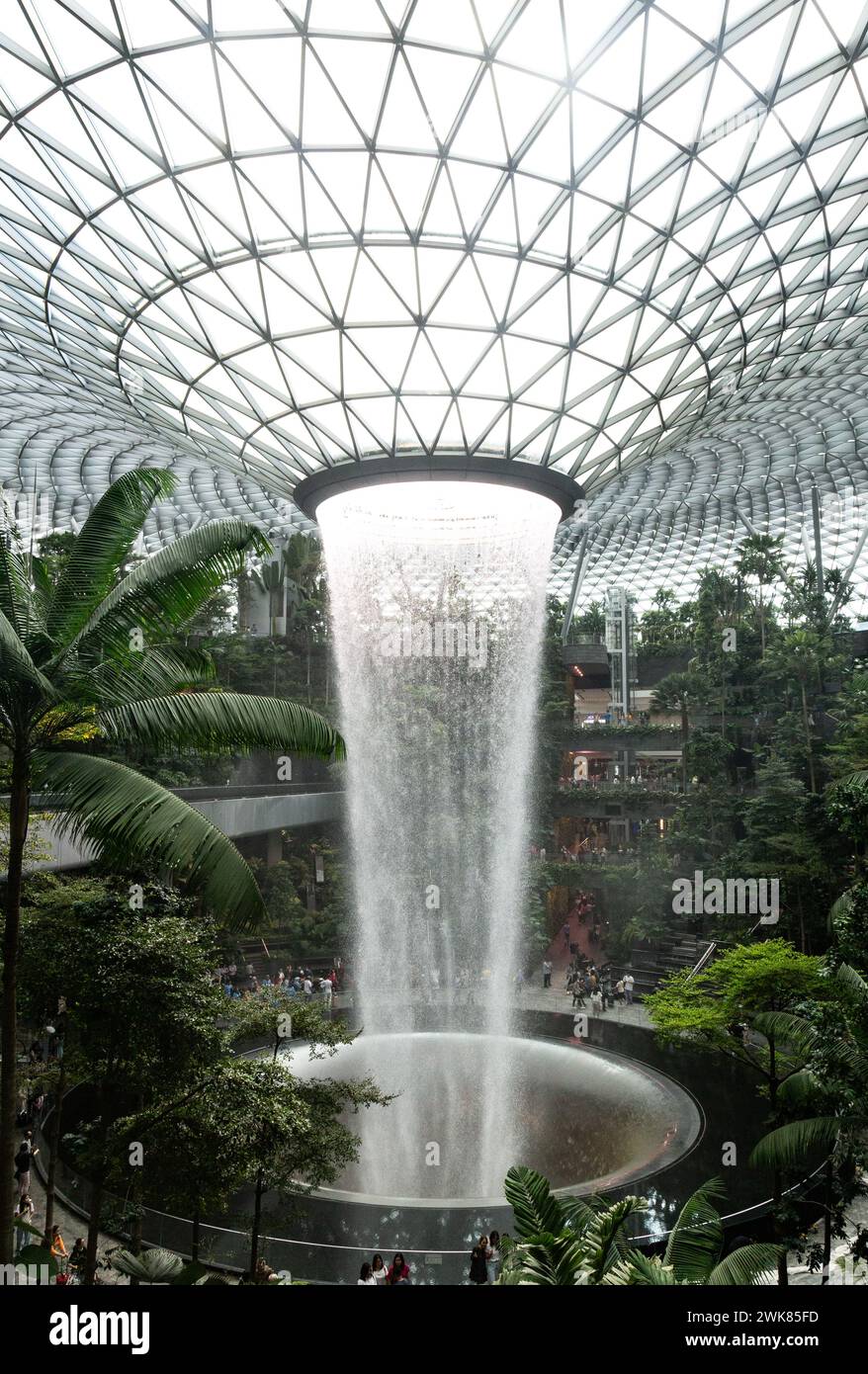 Touristen besuchen den berühmten Wasserfall am Jewel in Changi Airport Stockfoto