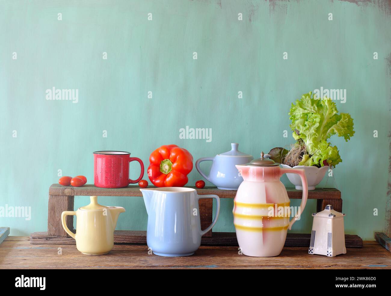 Küche und Kochen Stillleben mit Vintage Küchenutensilien und Gemüse, kostenloser Kopierraum Stockfoto