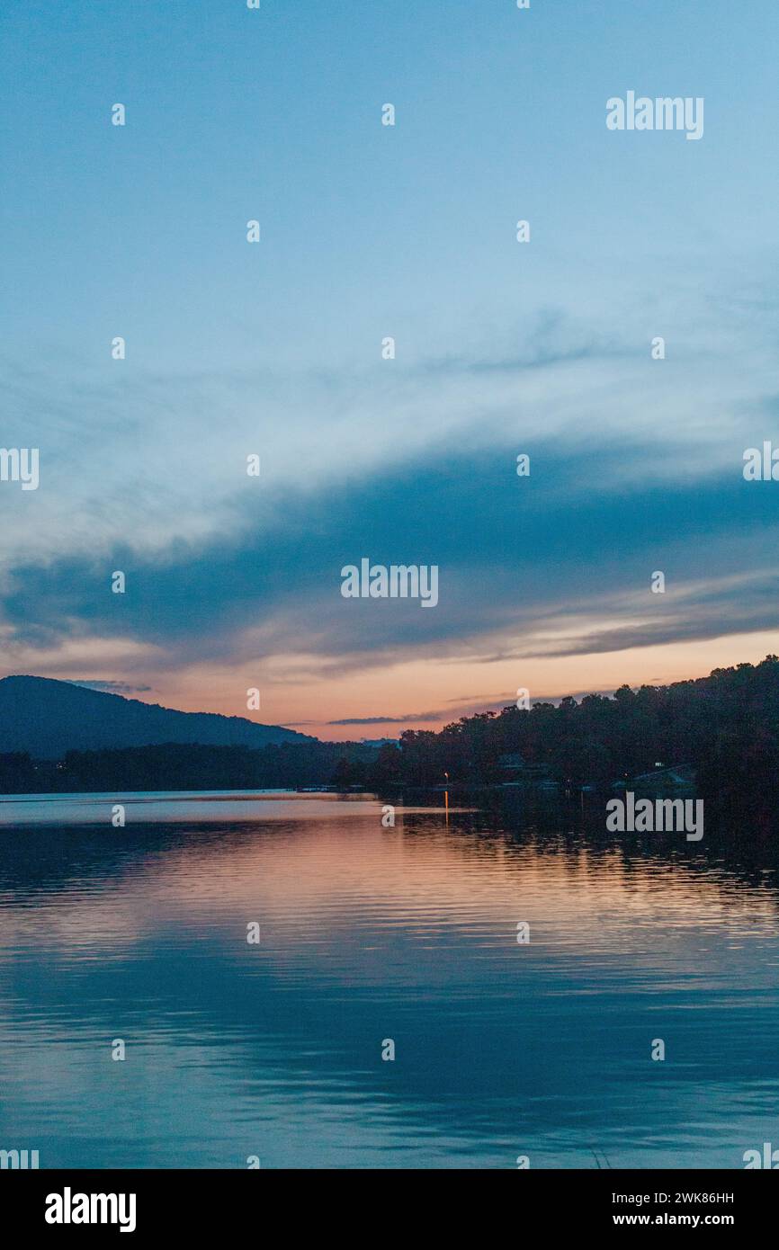 Sommersonnenuntergang am Lake Lanier Stockfoto