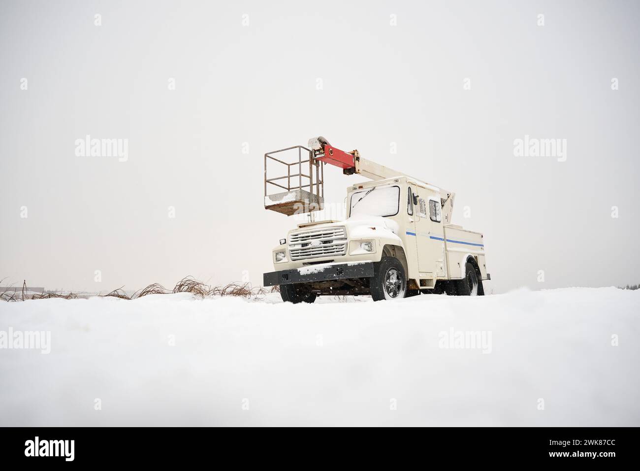 Kranwagen fahren auf verschneiten Straßen auf dem Land Stockfoto