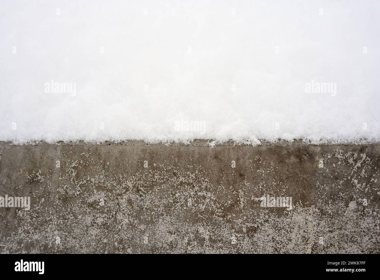 Betonstufe und unberührter Schnee Stockfoto