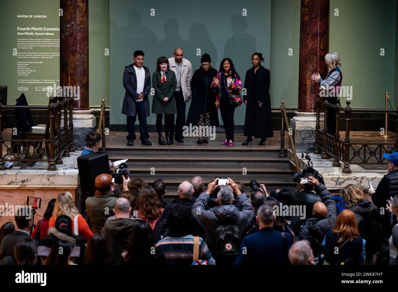 (Von links nach rechts) Gabriel Chaile, Ruth Ewan, Thomas J Price, Veronica Ryan, Chila Kumari Singh Burman und Tschabalala Self. Sechs der sieben Kandidaten, die in die engere Wahl gestellt wurden, stellen sich bei der Bekanntgabe der Vorschläge für die nächste kunstkommission für den vierten Sockel des Trafalgar Square in der National Gallery in London für ein Foto an. Bilddatum: Montag, 19. Februar 2024. Stockfoto