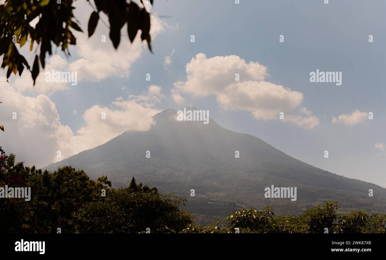 Blick auf den Vulkan mit Sonnenstrahlen Stockfoto