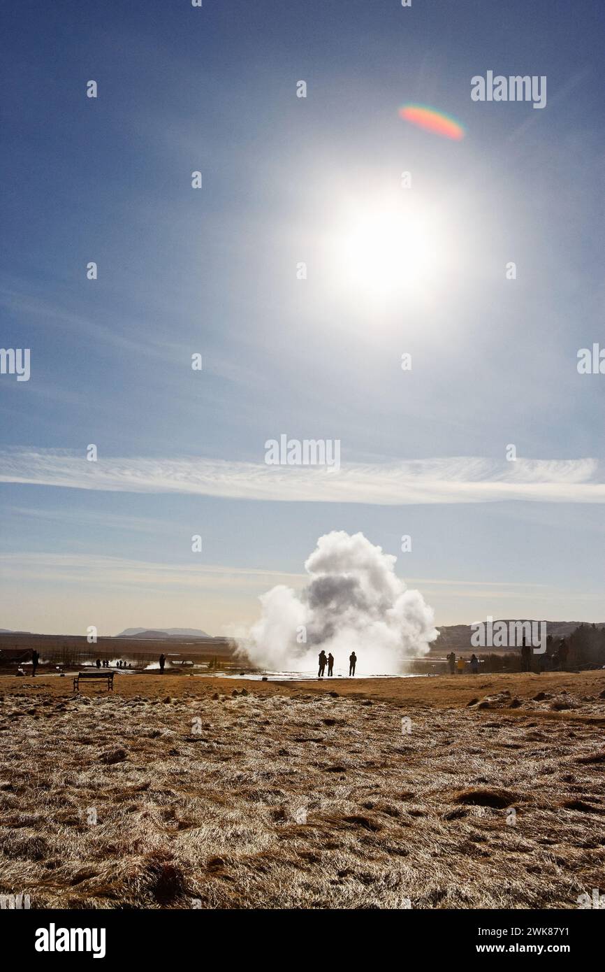 Geysir in Haukadalur, Island, bricht aus Stockfoto