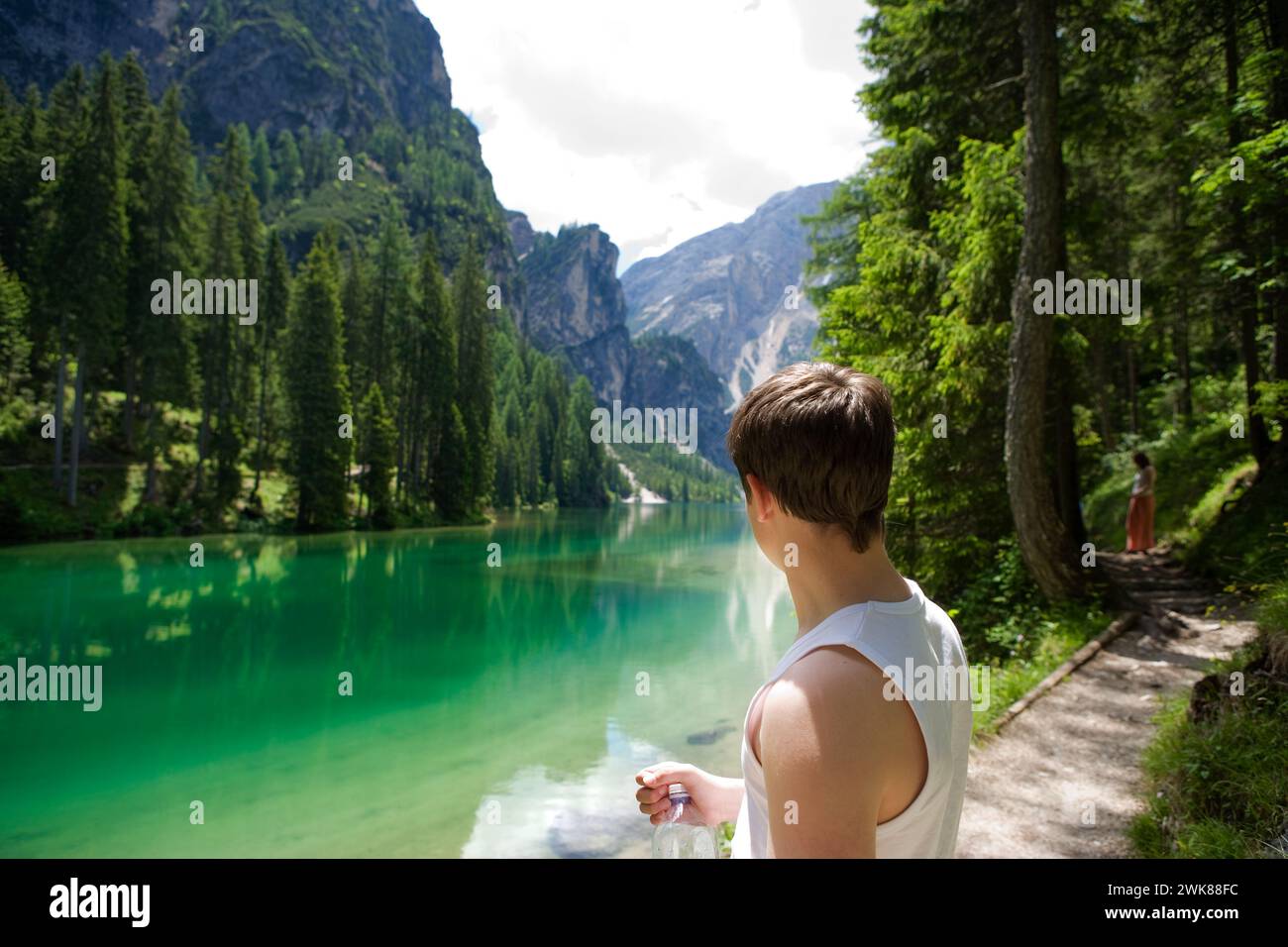 Teenager am Lago di Braies, Südtirol, Italien Stockfoto