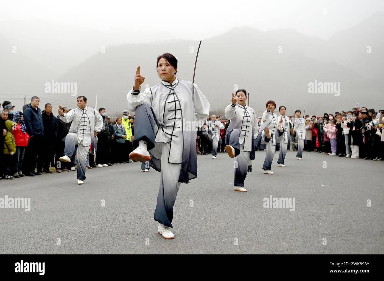 XI'an, Xi'an aus der Provinz Shaanxi im Nordwesten Chinas. Februar 2024. Menschen treten am 18. Februar 2024 in einer Parade von Volksbräuchen im Bezirk Huyi, Xi'an der nordwestchinesischen Provinz Shaanxi auf. Quelle: Liu Xiao/Xinhua/Alamy Live News Stockfoto