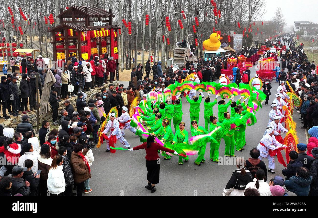 XI'an. Februar 2024. Eine Drohnenaufnahme vom 18. Februar 2024 zeigt Menschen, die an einer Parade der Volkskräuche im Bezirk Huyi, Xi'an, der nordwestlichen Provinz Shaanxi, teilnehmen. Quelle: Liu Xiao/Xinhua/Alamy Live News Stockfoto