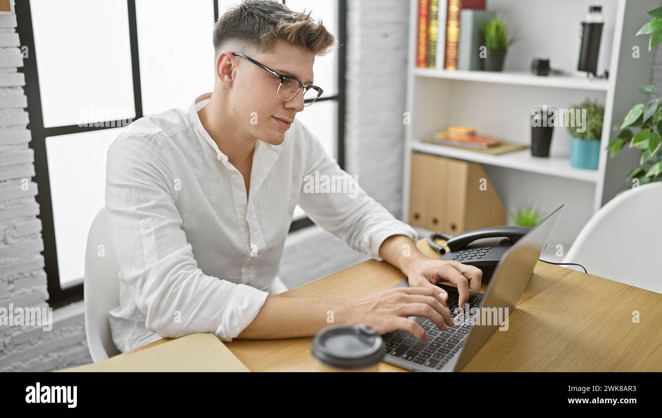 Hübscher junger kaukasier, konzentrierter Geschäftsmann, mühelos schaukelnder Erwachsenenbart, Online-Erfolg, ernstzunehmender Ernst in Bürozimmern Stockfoto