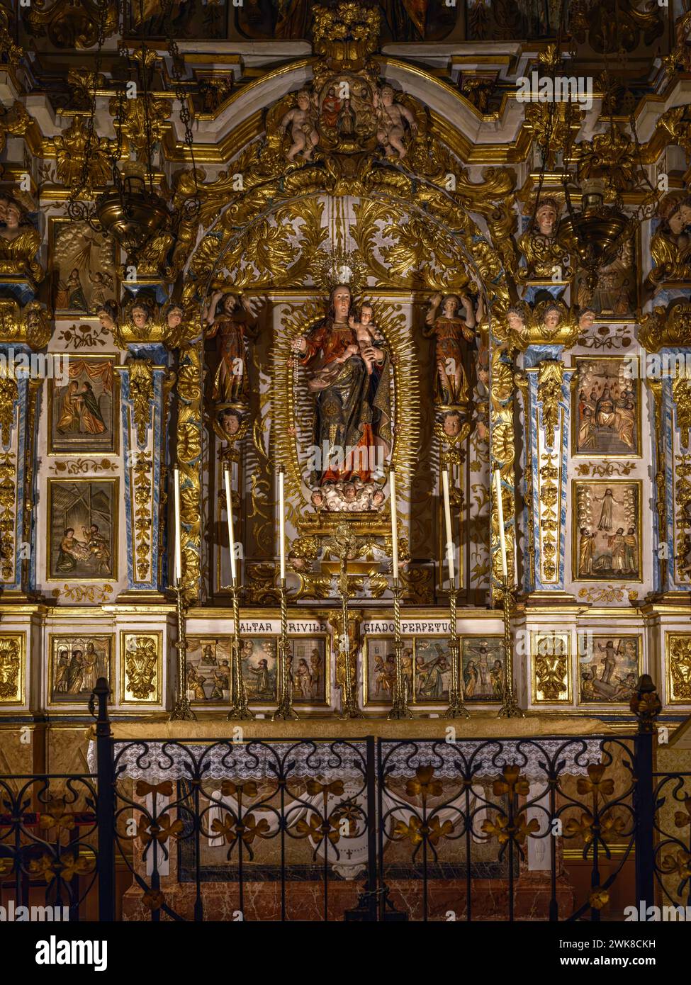 Der wunderschön verzierte Altar der Kathedrale in Orihuela, Alicante, Spanien. Stockfoto