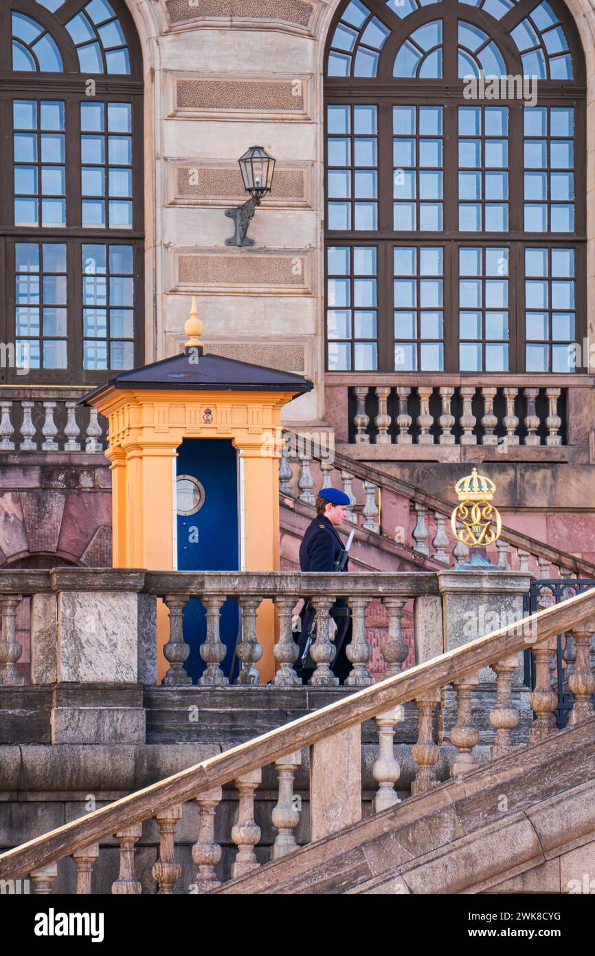 Schwedische Königliche Garde in marineblauer Winteruniform zum Schutz des Königspalastes in Stockholm. Der Wachmann geht aus der Wachkabine Stockfoto