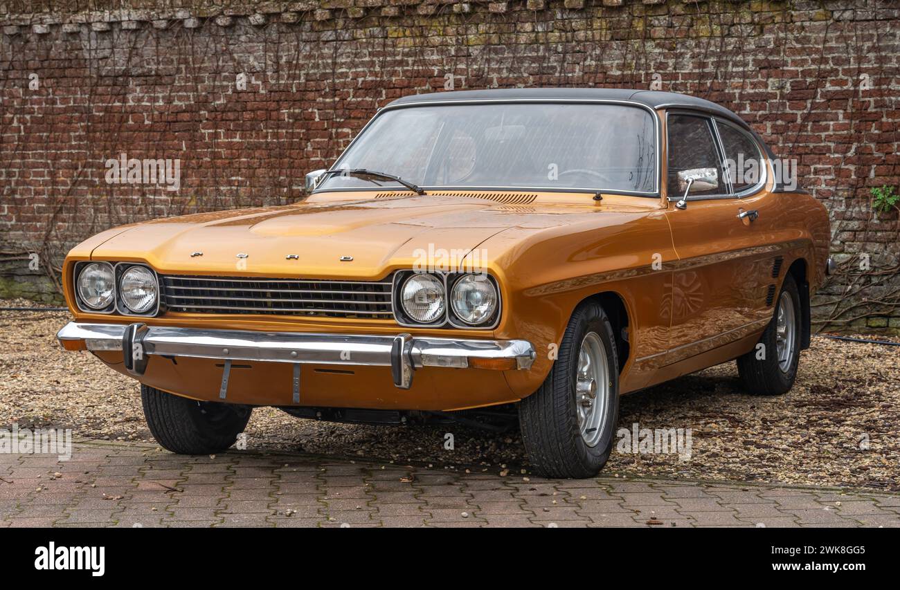 Brummen, Niederlande, 17.02.2024, Classic Fastback Coupé Ford Capri GXL in der Galerie Aaldering Stockfoto