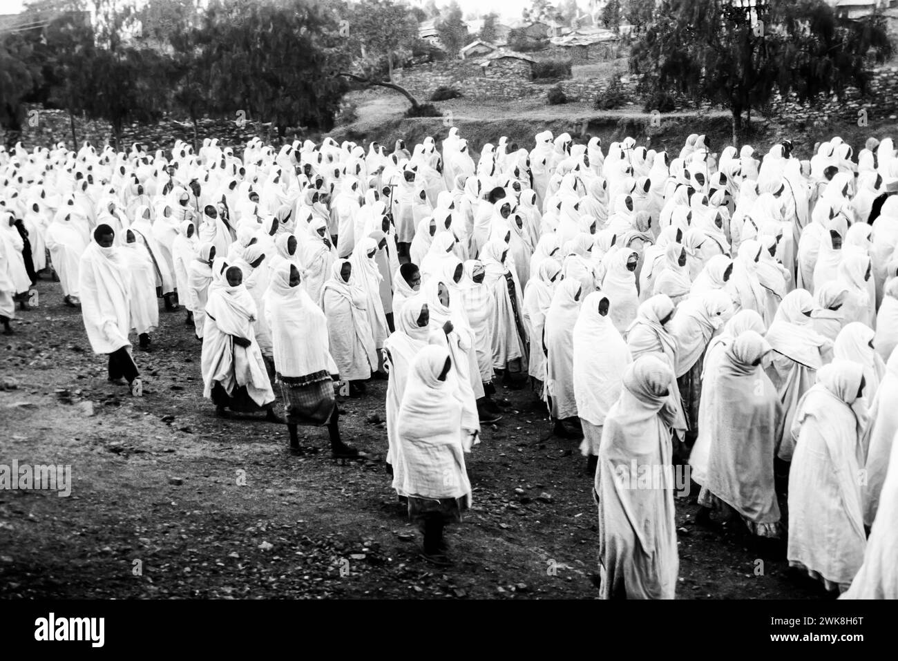 Axum, Äthiopien - 1. Juli 1998: Die Menschen beobachten die Zeremonie der heiligen Arche durch die Straßen von AXUM, Äthiopien. Die Arche wurde im Salomons-Tempel B gestohlen Stockfoto