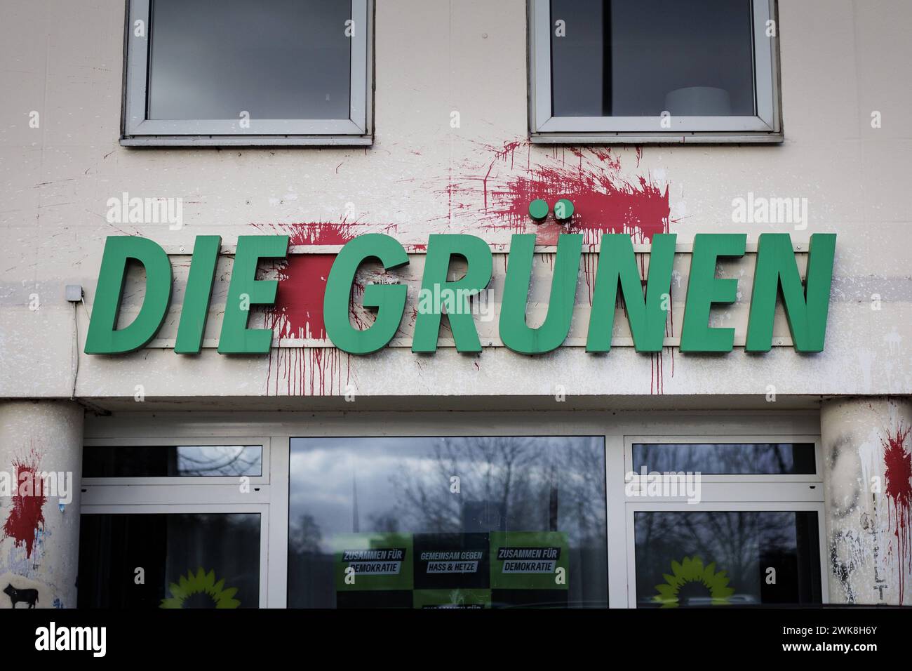 Ein Parteibuero der Buergerschaftsfraktion von Buendnis 90/die Gruenen in Bremen ist von aussen mit Farbe beschmiert. Bremen, 17.02.2024. Bremer Deuts Stockfoto