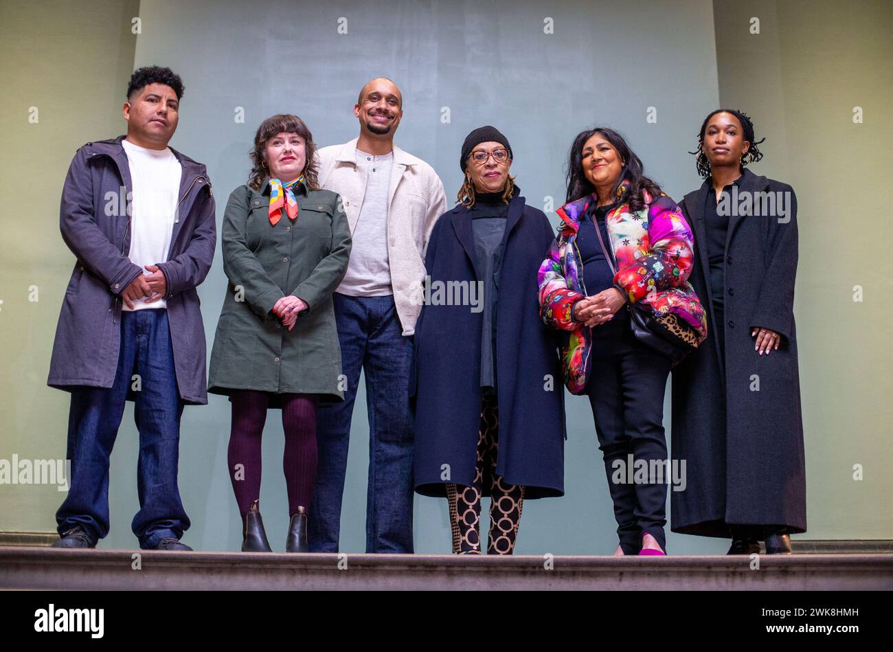 London, England, Großbritannien. Februar 2024. (VON LINKS NACH RECHTS) GABRIEL CHAILE, RUTH EWAN, THOMAS J PRICE, VERONICA RYAN, CHILA KUMARI SINGH BURMAN UND TSCHABALALA SELF. Sechs der sieben Kandidaten, die in die engere Wahl gestellt wurden, stellen sich während der Bekanntgabe der Vorschläge für die nächste kunstkommission für den vierten Sockel des Trafalgar Square in der National Gallery für ein Foto an. (Kreditbild: © Tayfun Salci/ZUMA Press Wire) NUR REDAKTIONELLE VERWENDUNG! Nicht für kommerzielle ZWECKE! Stockfoto