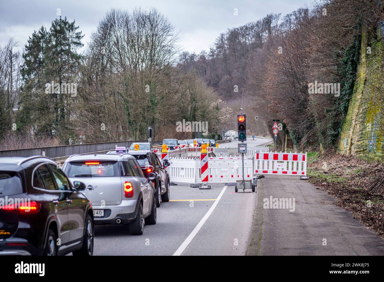 Die Bundesstraße 406 ist am Freitag 16.02.2024 in Saarbrücken-Güdingen wieder halbseitig befahrbar. Die Straße war seit dem 2. Januar 2024 voll gesperrt. Es drohte ein rund 50 Tonnen schwerer Felsbrocken abstürzen. Die Sperrung sorgte für lange Staus auf den Umgehungsstraßen. Vorerst wird der Verkehr mithilfe einer Ampel einspurig an der Gefahrenstelle vorbeiführen. *** Am Freitag, den 16. 02 2024, ist die Bundesstraße 406 in Saarbrücken Güdingen wieder für den Verkehr freigegeben auf einer Seite war die Straße vollständig gesperrt seit dem 2. Januar 2024 drohte Ein rund 50 Tonnen schwerer Felsbrocken zu fallen Stockfoto