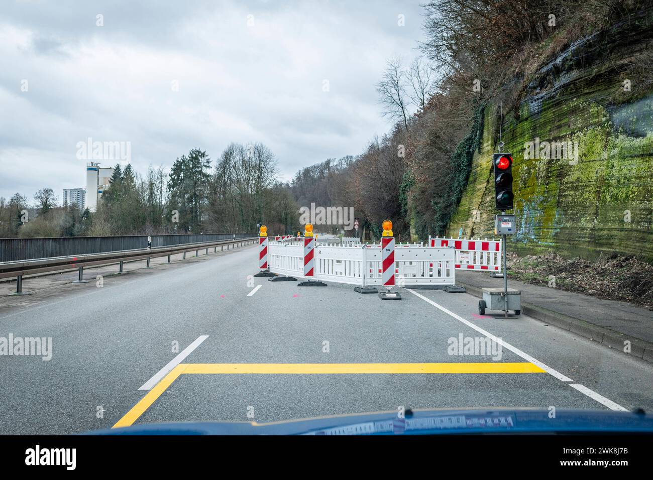 Die Bundesstraße 406 ist am Freitag 16.02.2024 in Saarbrücken-Güdingen wieder halbseitig befahrbar. Die Straße war seit dem 2. Januar 2024 voll gesperrt. Es drohte ein rund 50 Tonnen schwerer Felsbrocken abstürzen. Die Sperrung sorgte für lange Staus auf den Umgehungsstraßen. Vorerst wird der Verkehr mithilfe einer Ampel einspurig an der Gefahrenstelle vorbeiführen. *** Am Freitag, den 16. 02 2024, ist die Bundesstraße 406 in Saarbrücken Güdingen wieder für den Verkehr freigegeben auf einer Seite war die Straße vollständig gesperrt seit dem 2. Januar 2024 drohte Ein rund 50 Tonnen schwerer Felsbrocken zu fallen Stockfoto