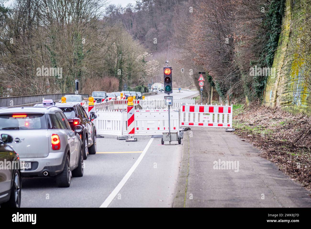 Die Bundesstraße 406 ist am Freitag 16.02.2024 in Saarbrücken-Güdingen wieder halbseitig befahrbar. Die Straße war seit dem 2. Januar 2024 voll gesperrt. Es drohte ein rund 50 Tonnen schwerer Felsbrocken abstürzen. Die Sperrung sorgte für lange Staus auf den Umgehungsstraßen. Vorerst wird der Verkehr mithilfe einer Ampel einspurig an der Gefahrenstelle vorbeiführen. *** Am Freitag, den 16. 02 2024, ist die Bundesstraße 406 in Saarbrücken Güdingen wieder für den Verkehr freigegeben auf einer Seite war die Straße vollständig gesperrt seit dem 2. Januar 2024 drohte Ein rund 50 Tonnen schwerer Felsbrocken zu fallen Stockfoto