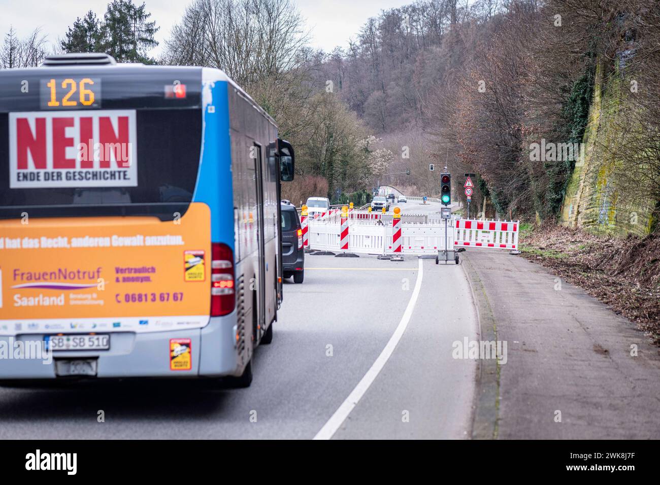 Die Bundesstraße 406 ist am Freitag 16.02.2024 in Saarbrücken-Güdingen wieder halbseitig befahrbar. Die Straße war seit dem 2. Januar 2024 voll gesperrt. Es drohte ein rund 50 Tonnen schwerer Felsbrocken abstürzen. Die Sperrung sorgte für lange Staus auf den Umgehungsstraßen. Vorerst wird der Verkehr mithilfe einer Ampel einspurig an der Gefahrenstelle vorbeiführen. *** Am Freitag, den 16. 02 2024, ist die Bundesstraße 406 in Saarbrücken Güdingen wieder für den Verkehr freigegeben auf einer Seite war die Straße vollständig gesperrt seit dem 2. Januar 2024 drohte Ein rund 50 Tonnen schwerer Felsbrocken zu fallen Stockfoto