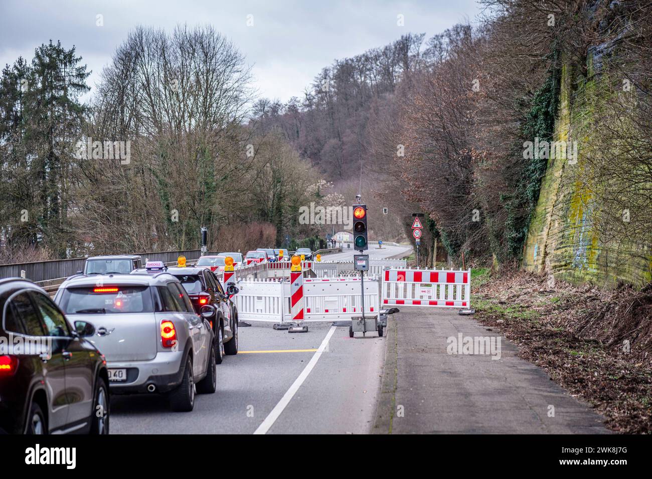 Die Bundesstraße 406 ist am Freitag 16.02.2024 in Saarbrücken-Güdingen wieder halbseitig befahrbar. Die Straße war seit dem 2. Januar 2024 voll gesperrt. Es drohte ein rund 50 Tonnen schwerer Felsbrocken abstürzen. Die Sperrung sorgte für lange Staus auf den Umgehungsstraßen. Vorerst wird der Verkehr mithilfe einer Ampel einspurig an der Gefahrenstelle vorbeiführen. *** Am Freitag, den 16. 02 2024, ist die Bundesstraße 406 in Saarbrücken Güdingen wieder für den Verkehr freigegeben auf einer Seite war die Straße vollständig gesperrt seit dem 2. Januar 2024 drohte Ein rund 50 Tonnen schwerer Felsbrocken zu fallen Stockfoto