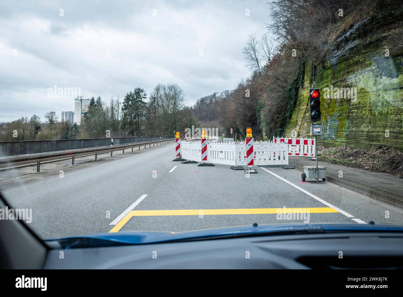 Die Bundesstraße 406 ist am Freitag 16.02.2024 in Saarbrücken-Güdingen wieder halbseitig befahrbar. Die Straße war seit dem 2. Januar 2024 voll gesperrt. Es drohte ein rund 50 Tonnen schwerer Felsbrocken abstürzen. Die Sperrung sorgte für lange Staus auf den Umgehungsstraßen. Vorerst wird der Verkehr mithilfe einer Ampel einspurig an der Gefahrenstelle vorbeiführen. *** Am Freitag, den 16. 02 2024, ist die Bundesstraße 406 in Saarbrücken Güdingen wieder für den Verkehr freigegeben auf einer Seite war die Straße vollständig gesperrt seit dem 2. Januar 2024 drohte Ein rund 50 Tonnen schwerer Felsbrocken zu fallen Stockfoto