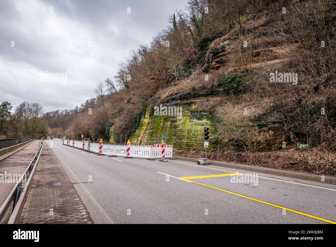 Die Bundesstraße 406 ist am Freitag 16.02.2024 in Saarbrücken-Güdingen wieder halbseitig befahrbar. Die Straße war seit dem 2. Januar 2024 voll gesperrt. Es drohte ein rund 50 Tonnen schwerer Felsbrocken abstürzen. Die Sperrung sorgte für lange Staus auf den Umgehungsstraßen. Vorerst wird der Verkehr mithilfe einer Ampel einspurig an der Gefahrenstelle vorbeiführen. *** Am Freitag, den 16. 02 2024, ist die Bundesstraße 406 in Saarbrücken Güdingen wieder für den Verkehr freigegeben auf einer Seite war die Straße vollständig gesperrt seit dem 2. Januar 2024 drohte Ein rund 50 Tonnen schwerer Felsbrocken zu fallen Stockfoto