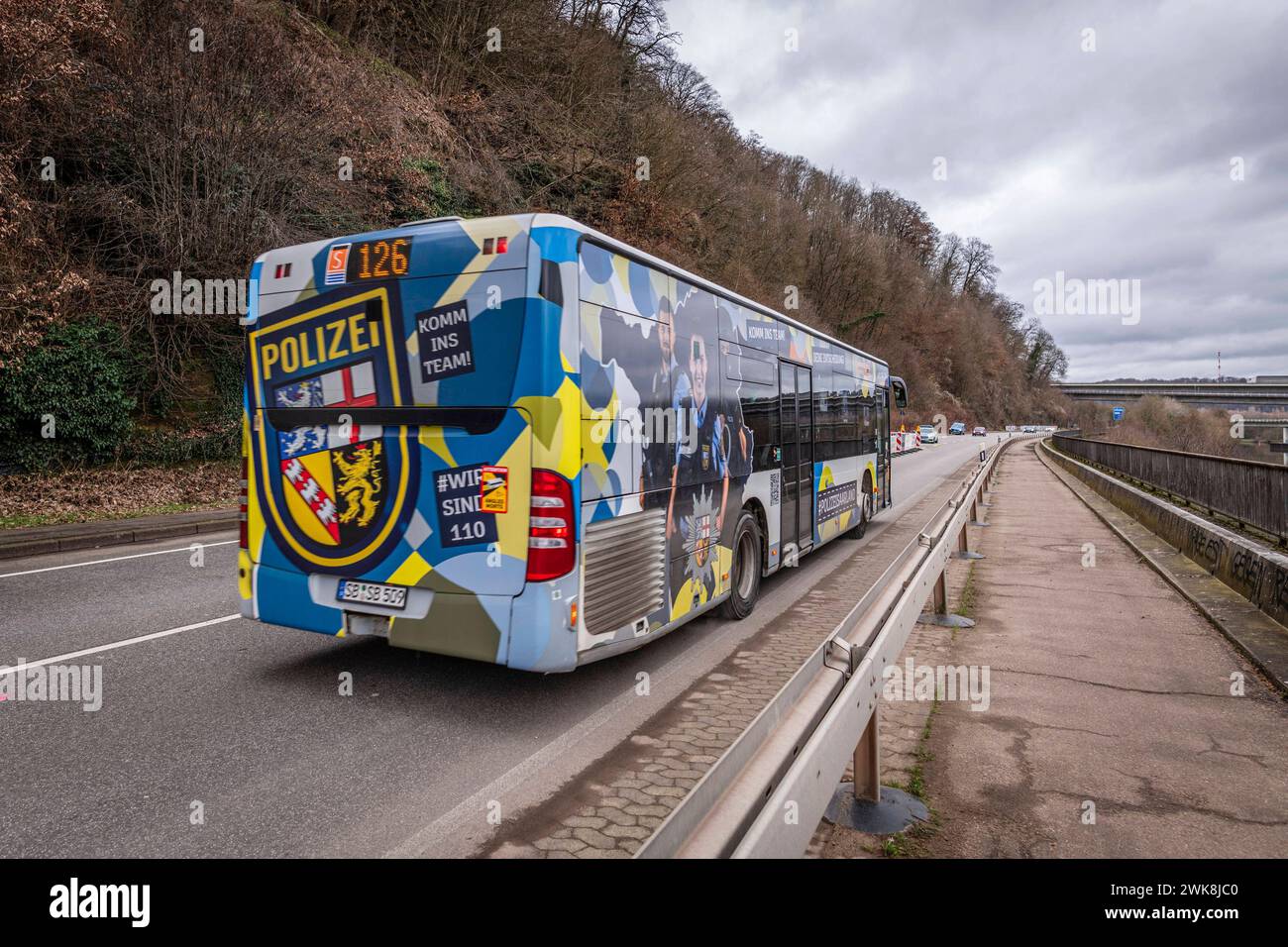 Die Bundesstraße 406 ist am Freitag 16.02.2024 in Saarbrücken-Güdingen wieder halbseitig befahrbar. Die Straße war seit dem 2. Januar 2024 voll gesperrt. Es drohte ein rund 50 Tonnen schwerer Felsbrocken abstürzen. Die Sperrung sorgte für lange Staus auf den Umgehungsstraßen. Vorerst wird der Verkehr mithilfe einer Ampel einspurig an der Gefahrenstelle vorbeiführen. *** Am Freitag, den 16. 02 2024, ist die Bundesstraße 406 in Saarbrücken Güdingen wieder für den Verkehr freigegeben auf einer Seite war die Straße vollständig gesperrt seit dem 2. Januar 2024 drohte Ein rund 50 Tonnen schwerer Felsbrocken zu fallen Stockfoto