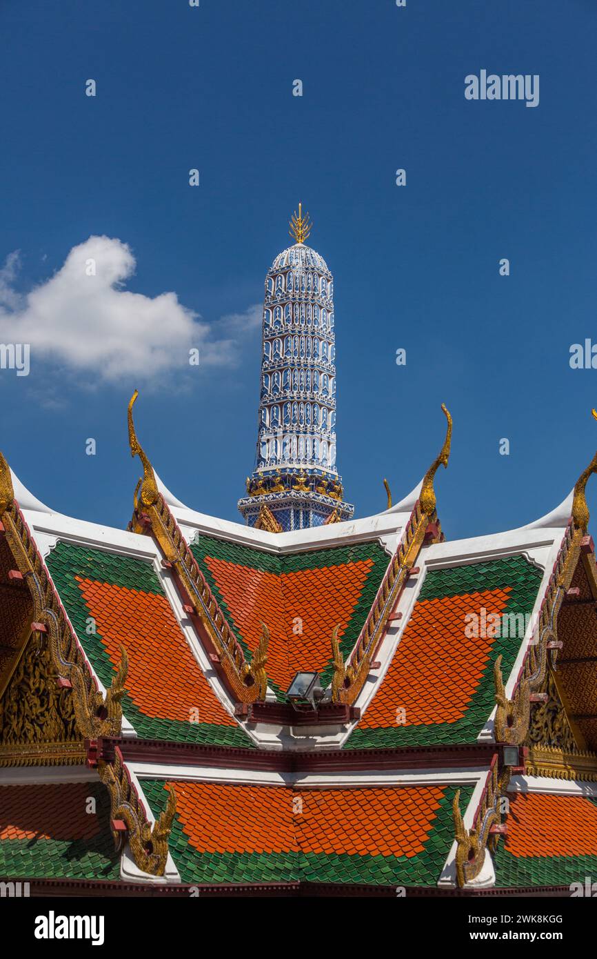 Dachdetal & Phra Asada Maha Chedi am Tempel des Smaragdbuddhas im Grand Palace Complex in Bangkok, Thailand. Stockfoto