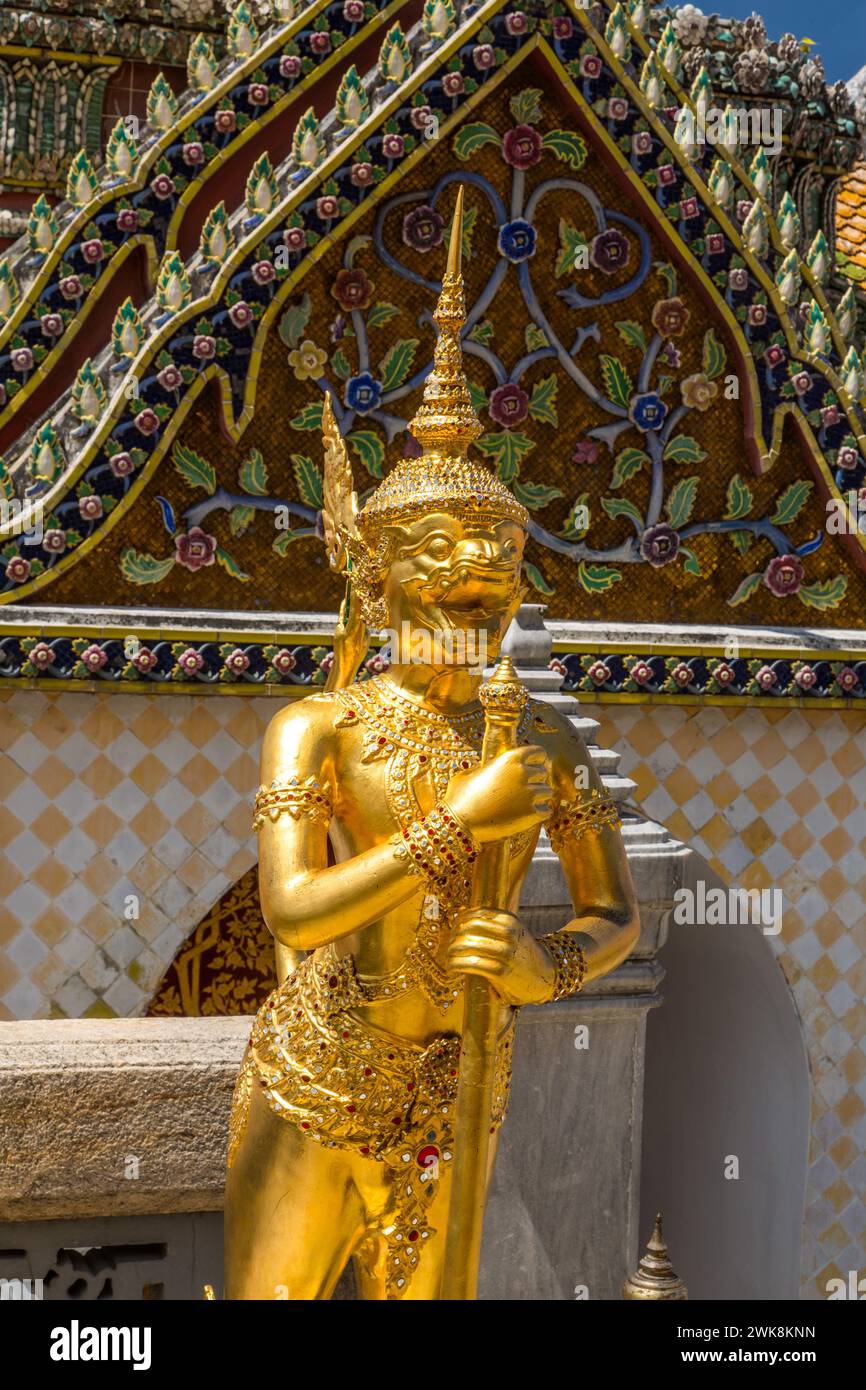Goldene Statue einer mythischen Kreatur aus Singhaphanon bewacht den Phra Wiharn Yod im Grand Palace Complex in Bangkok, Thailand. Ein Singhaphanon hat das Stockfoto