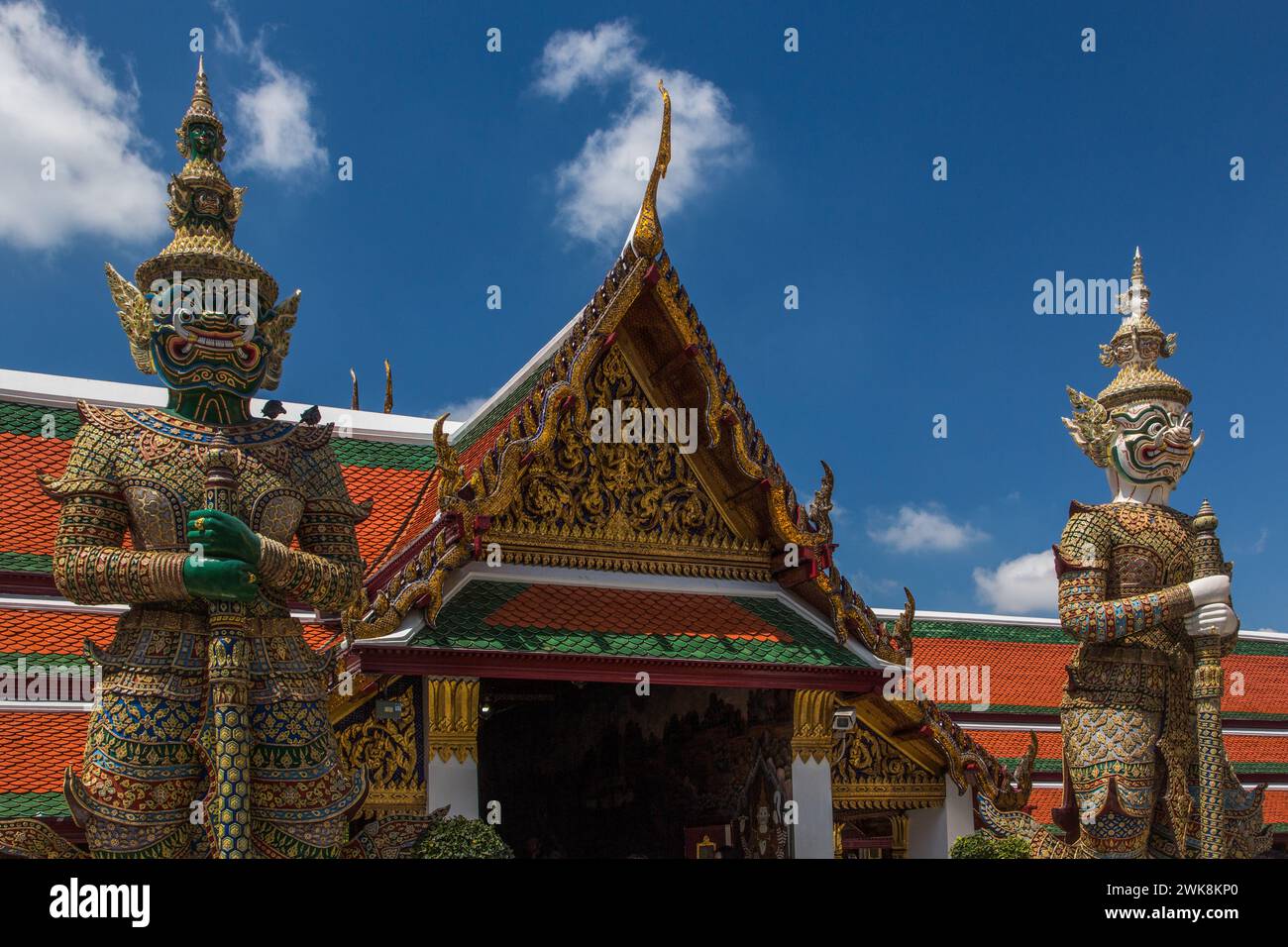 Yaksha Wächterstatuen im Tempel des Smaragd-Buddha-Komplexes auf dem Gelände des Großen Palastes in Bangkok, Thailand. Ein Yaksha oder Yak ist ein riesiger Guar Stockfoto