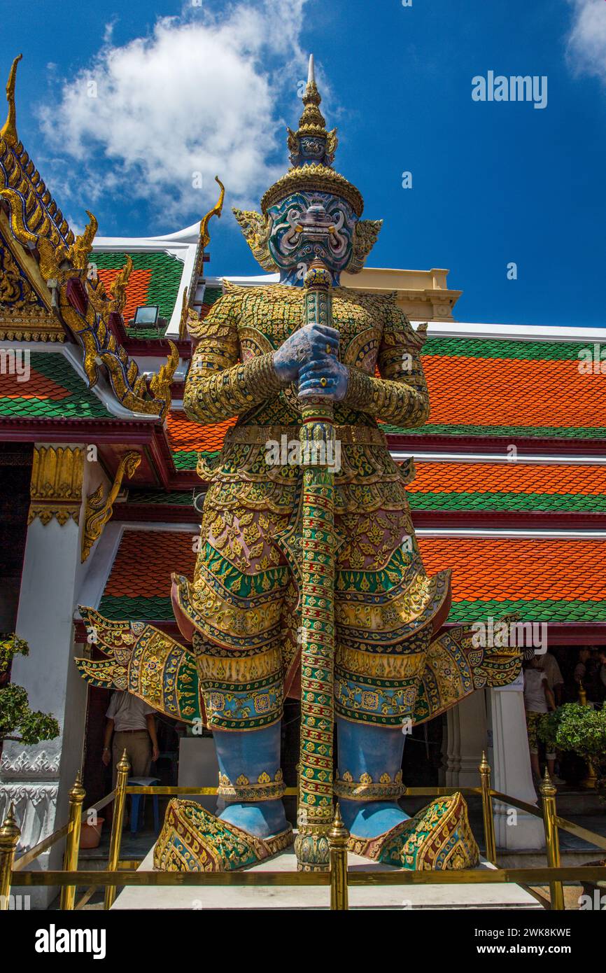 Eine Yaksha-Wächterstatue im Tempel des Smaragd-Buddha-Komplexes auf dem Gelände des Großen Palastes in Bangkok, Thailand. Ein Yaksha oder Yak ist eine riesige Gua Stockfoto