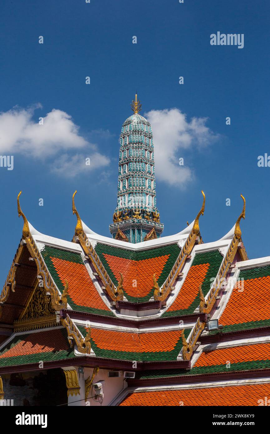 Dachdetal & Phra Asada Maha Chedi am Tempel des Smaragdbuddhas im Grand Palace Complex in Bangkok, Thailand. Stockfoto